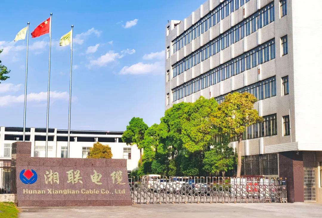 今日小雪，用一組湘聯(lián)小伙伴拍攝的美照來迎接廠區(qū)的冬天！